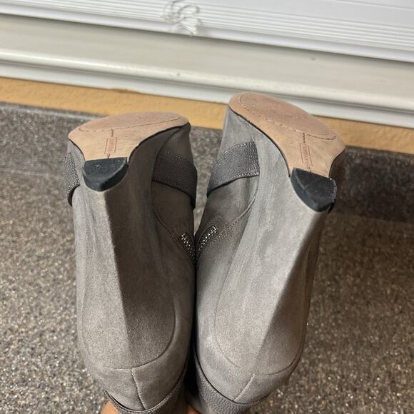 Vince Camuto Ankle Bootie Pump Womens Size 7.5 B Gray Suede Peep Toe Wedge Heels - Picture 7 of 10